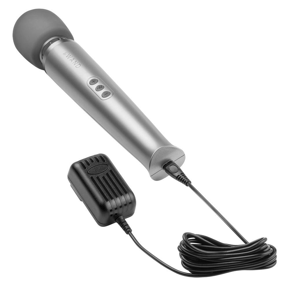 le WAND Original Premium-Wand Massager in Silber mit anthrazitfarbenem Massagekopf, schwarzem Anschlusskabel und Netzteil in diagonaler Produktansicht – erhältlich bei Evoria Care