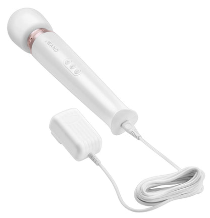 le WAND Original Premium-Wand Massager in Weiß mit rundem Massagekopf und weißem Anschlusskabel in diagonaler Produktansicht – erhältlich bei Evoria Care