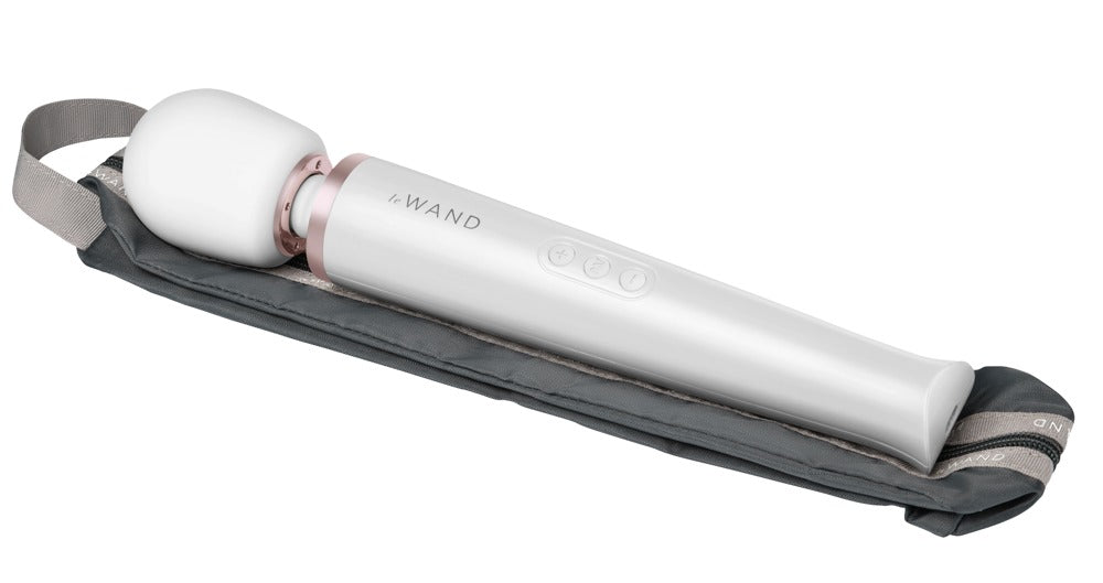 le WAND Original Premium-Massagestab in Weiß mit silberfarbenem Zierring und schwarzem Aufbewahrungszubehör in diagonaler Produktansicht – erhältlich bei Evoria Care