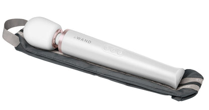 le WAND Original Premium-Massagestab in Weiß mit silberfarbenem Zierring und schwarzem Aufbewahrungszubehör in diagonaler Produktansicht – erhältlich bei Evoria Care