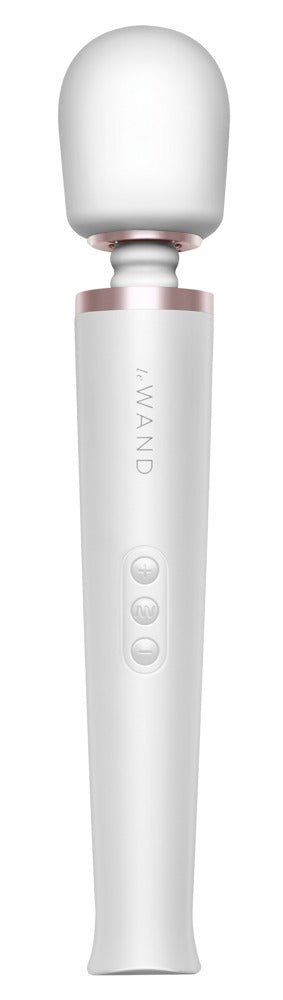 le WAND Original Premium-Wand Massager in Weiß mit silberfarbenem Zierring, rundem Massagekopf und Bedientasten in aufrechter Frontansicht – erhältlich bei Evoria Care