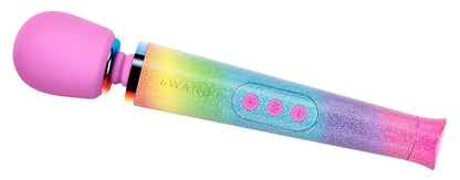le WAND Petite All That Glimmers Massagestab mit pinkem Massagekopf und mehrfarbigem Glitzergriff in diagonaler Gesamtansicht – erhältlich bei Evoria Care