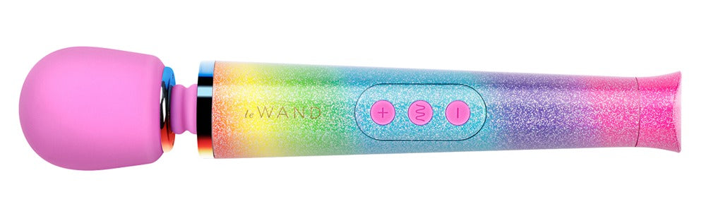 le WAND Petite All That Glimmers Premium-Massagestab mit schimmerndem Regenbogengriff und pinkem Massagekopf in horizontaler Seitenansicht – erhältlich bei Evoria Care