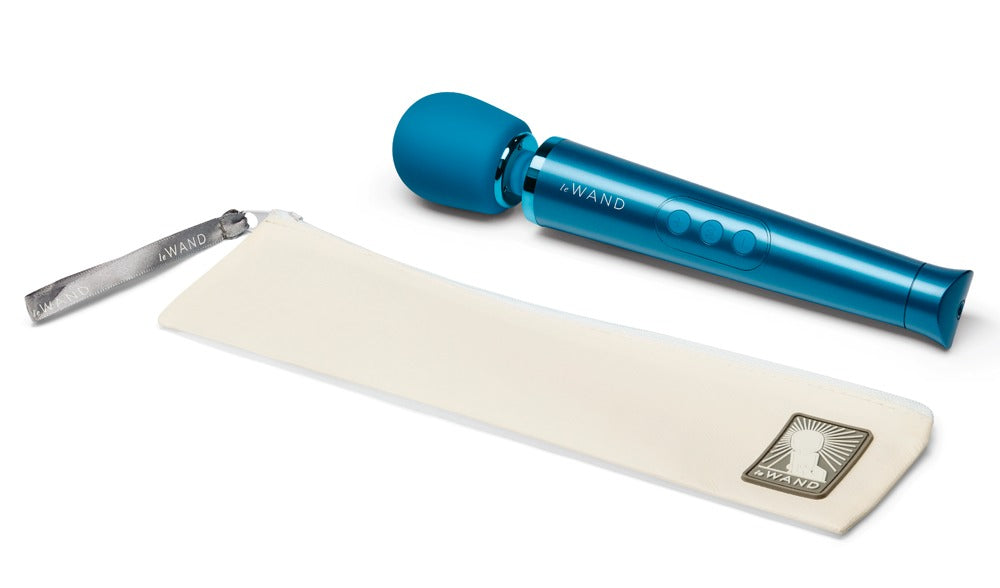 le WAND Petite Wand Massager in metallischem Blau mit rundem Massagekopf neben einer weißen Aufbewahrungstasche – erhältlich bei Evoria Care