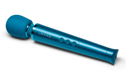 le WAND Petite blauer Massagestab mit rundem Massagekopf und metallisch glänzendem Griff in diagonaler Gesamtansicht – erhältlich bei Evoria Care