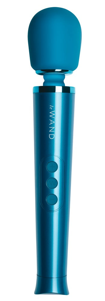 le WAND Petite Wand Massager in metallischem Blau mit rundem Massagekopf, schlankem Griff und sichtbaren Bedientasten in aufrechter Frontansicht – erhältlich bei Evoria Care