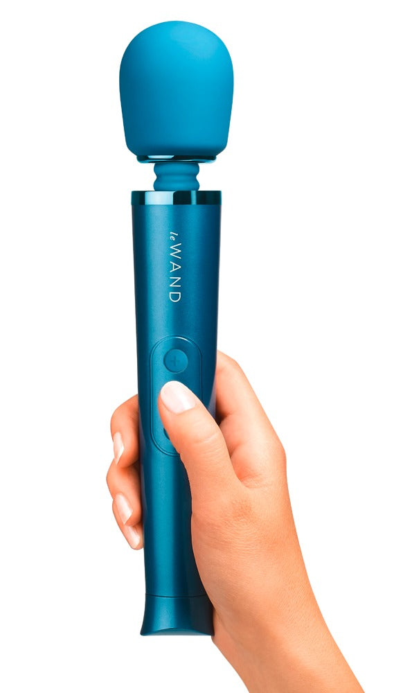 le WAND Petite Wand Massager in Blau, aufrecht in einer Hand gehalten zur Veranschaulichung von Größe, Form und Handhabung – erhältlich bei Evoria Care
