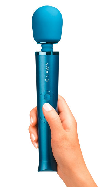 le WAND Petite Wand Massager in Blau, aufrecht in einer Hand gehalten zur Veranschaulichung von Größe, Form und Handhabung – erhältlich bei Evoria Care