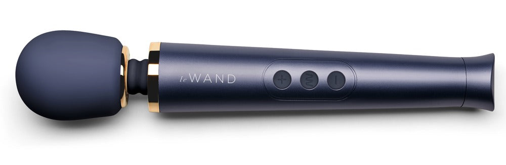 le WAND Petite dunkelblauer Massagestab mit rundem Massagekopf, goldfarbenem Zierring und sichtbaren Bedientasten in horizontaler Seitenansicht – erhältlich bei Evoria Care