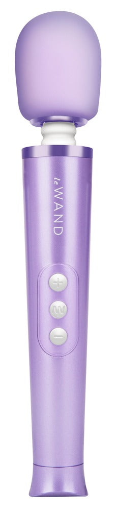 le WAND Petite Wand Massager in Lila mit rundem Massagekopf, schlankem Griff und sichtbaren Bedientasten in aufrechter Frontansicht – erhältlich bei Evoria Care