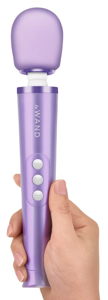 le WAND Petite Wand Massager in Lila, aufrecht in einer Hand gehalten zur Veranschaulichung von Größe, Form und Handhabung – erhältlich bei Evoria Care