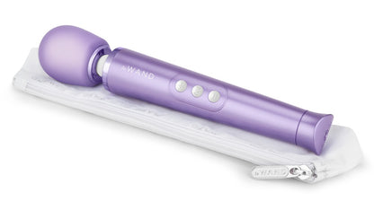 le WAND Petite Wand Massager in Lila mit rundem Massagekopf und schlankem Griff in horizontaler Seitenansicht – erhältlich bei Evoria Care