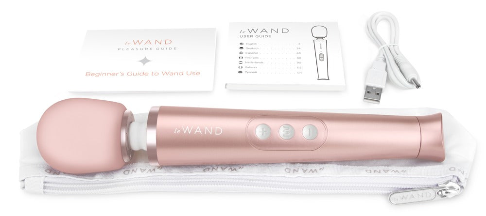 le WAND Petite Premium-Wand Massager in Roségold mit rosafarbenem Massagekopf und weißem Aufbewahrungszubehör in einer Produktübersicht – erhältlich bei Evoria Care