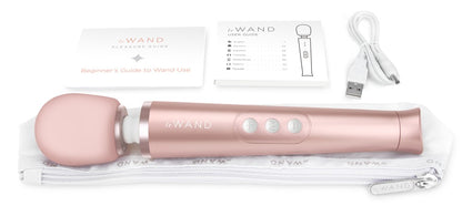 le WAND Petite Premium-Wand Massager in Roségold mit rosafarbenem Massagekopf und weißem Aufbewahrungszubehör in einer Produktübersicht – erhältlich bei Evoria Care