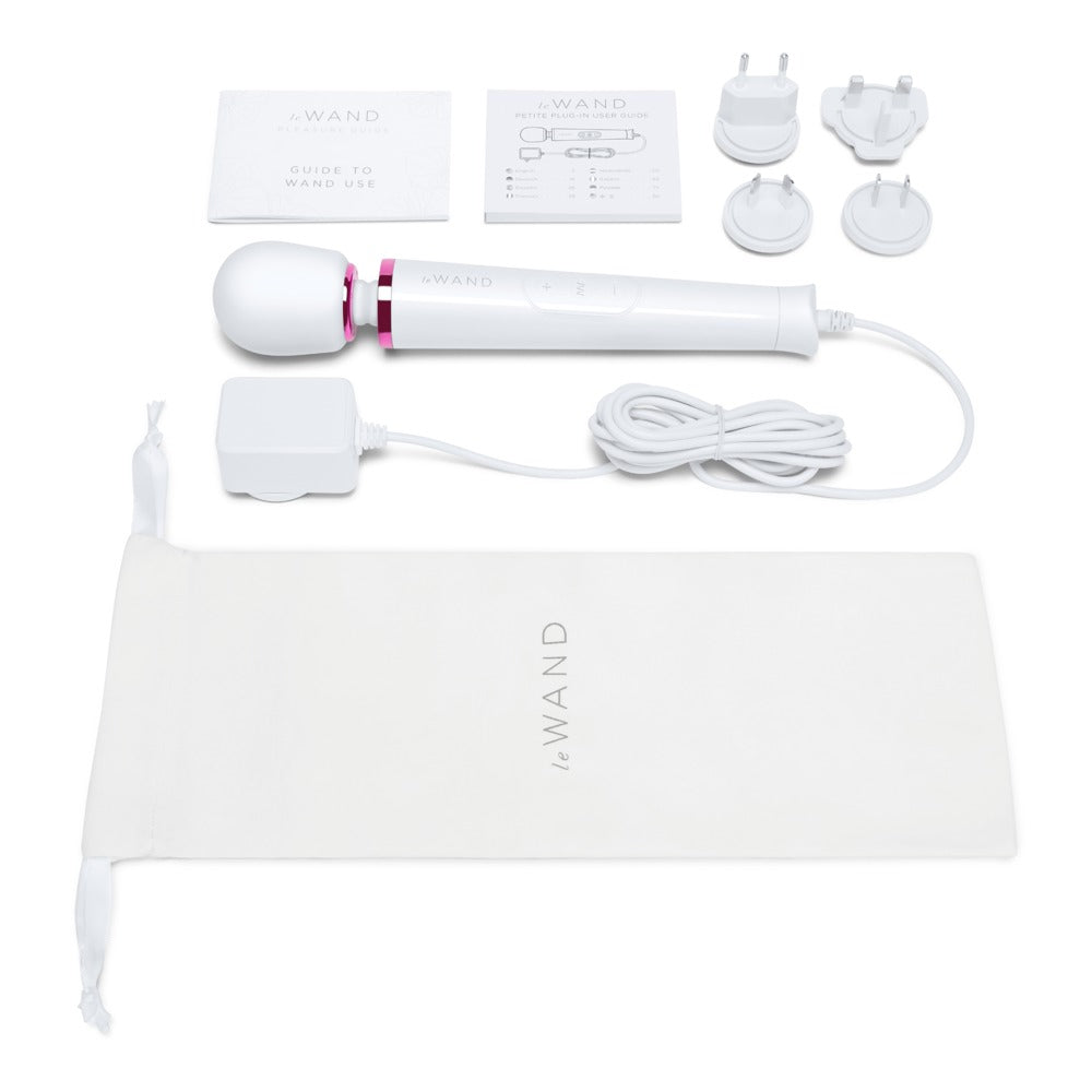 le WAND Powerful Petite Luxus-Massagestab mit Netzbetrieb, weißem Aufbewahrungszubehör und weiteren abgebildeten Produktbestandteilen – erhältlich bei Evoria Care