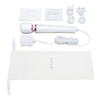 le WAND Powerful Petite Luxus-Massagestab mit Netzbetrieb, weißem Aufbewahrungszubehör und weiteren abgebildeten Produktbestandteilen – erhältlich bei Evoria Care