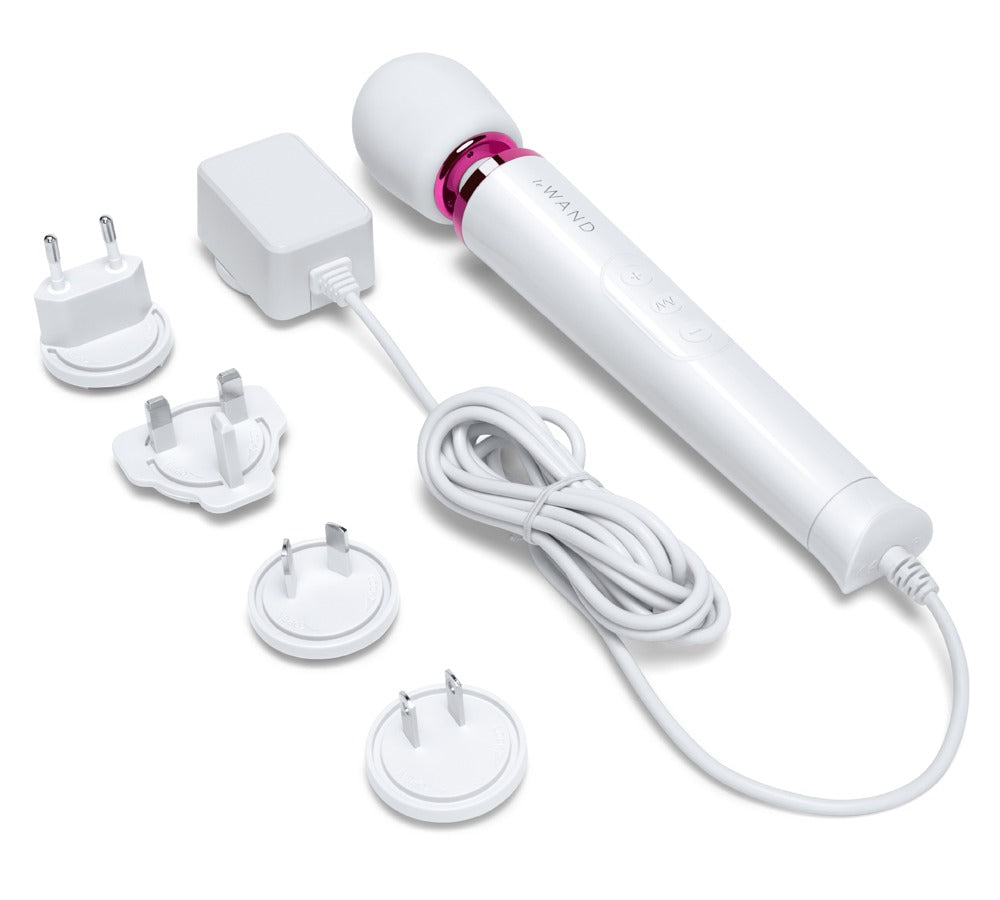 le WAND Powerful Petite weißer Luxus-Massagestab mit pinkfarbenen Akzenten und mehreren abgebildeten Massageaufsätzen in einer Produktübersicht – erhältlich bei Evoria Care