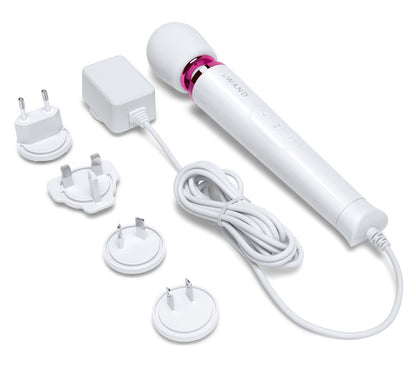 le WAND Powerful Petite weißer Luxus-Massagestab mit pinkfarbenen Akzenten und mehreren abgebildeten Massageaufsätzen in einer Produktübersicht – erhältlich bei Evoria Care