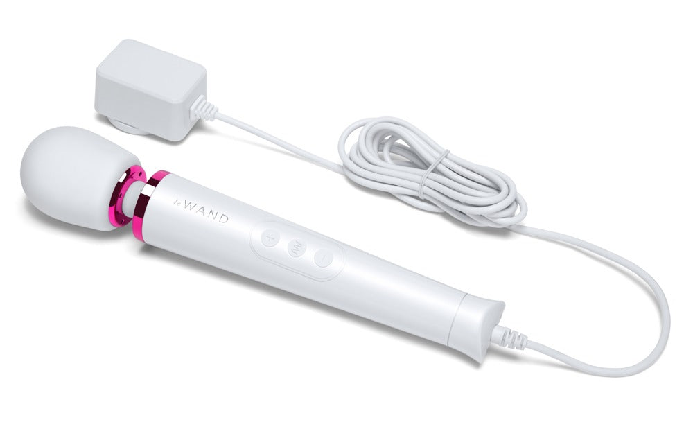 le WAND Powerful Petite Luxus-Massagestab in Weiß mit pinkfarbenen Akzenten und sichtbarem Anschlusskabel in diagonaler Produktansicht – erhältlich bei Evoria Care