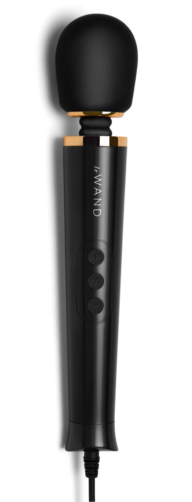 le WAND Powerful Petite Luxus-Massagestab in Schwarz mit goldfarbenem Zierring, rundem Massagekopf und Anschlusskabel in aufrechter Frontansicht – erhältlich bei Evoria Care