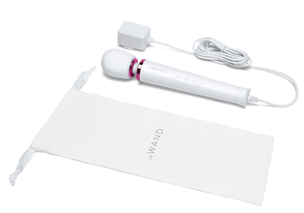 le WAND Powerful Petite Luxus-Massagestab in Weiß mit pinkfarbenen Details, Zubehör und weißer Aufbewahrungstasche – erhältlich bei Evoria Care