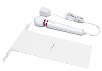 le WAND Powerful Petite Luxus-Massagestab in Weiß mit pinkfarbenen Details, Zubehör und weißer Aufbewahrungstasche – erhältlich bei Evoria Care