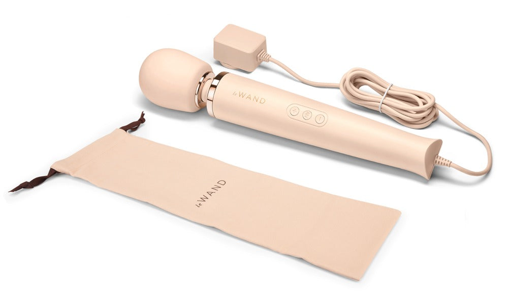 le WAND Powerful Plug-In Wand Massager in Champagner mit rundem Massagekopf und beigefarbener Aufbewahrungstasche in freigestellter Produktdarstellung – erhältlich bei Evoria Care