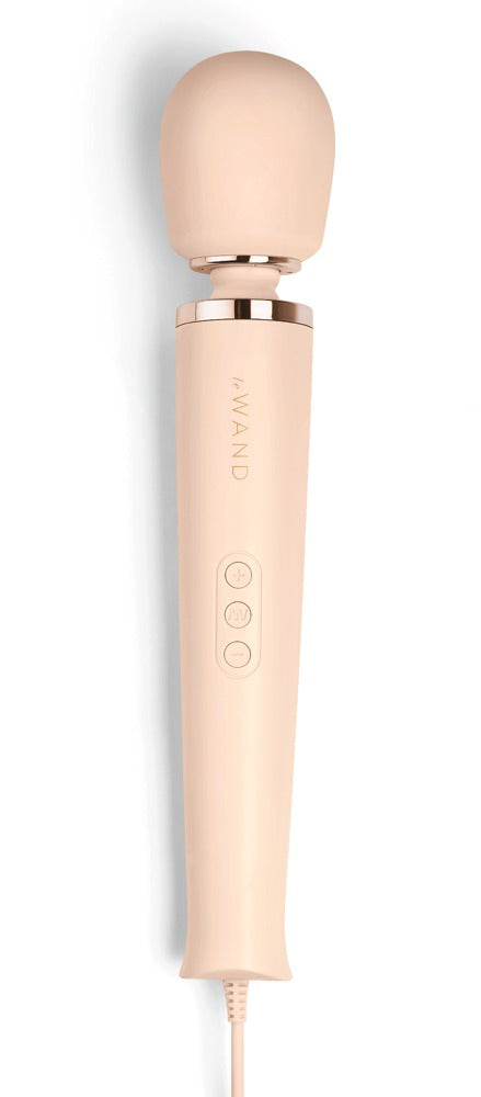le WAND Powerful Plug-In Wand Massager in Champagner mit roségoldfarbenen Akzenten, rundem Massagekopf und Anschlusskabel in aufrechter Frontansicht – erhältlich bei Evoria Care