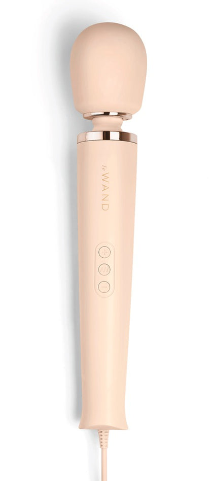 le WAND Powerful Plug-In Wand Massager in Champagner mit roségoldfarbenen Akzenten, rundem Massagekopf und Anschlusskabel in aufrechter Frontansicht – erhältlich bei Evoria Care