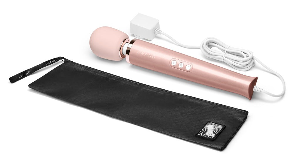 le WAND Powerful Plug-In Luxus-Massagestab in Roségold mit rosafarbenem Massagekopf und schwarzer Aufbewahrungstasche in freigestellter Produktdarstellung – erhältlich bei Evoria Care