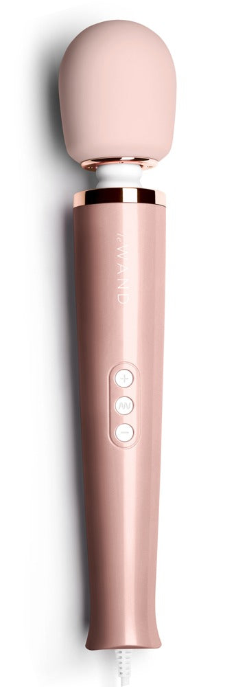 le WAND Powerful Plug-In Luxus-Massagestab in Roségold mit rosafarbenem Massagekopf, metallischem Griff und sichtbaren Bedientasten in aufrechter Frontansicht – erhältlich bei Evoria Care