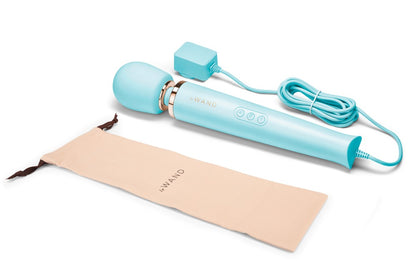 le WAND Powerful Plug-In Luxus-Massagestab in Türkis mit rundem Massagekopf und beigefarbener Aufbewahrungstasche in freigestellter Produktdarstellung – erhältlich bei Evoria Care