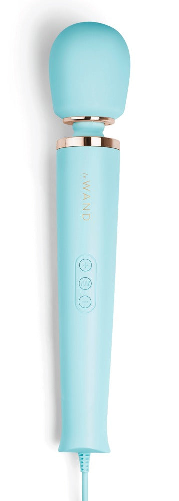 le WAND Powerful Plug-In Luxus-Massagestab in Türkis mit rundem Massagekopf, goldfarbenem Zierring und Anschlusskabel in aufrechter Frontansicht – erhältlich bei Evoria Care