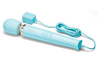 le WAND Powerful Plug-In Luxus-Massagestab in Türkis mit rundem Massagekopf, sichtbarem Anschlusskabel und Zubehör in horizontaler Produktansicht – erhältlich bei Evoria Care