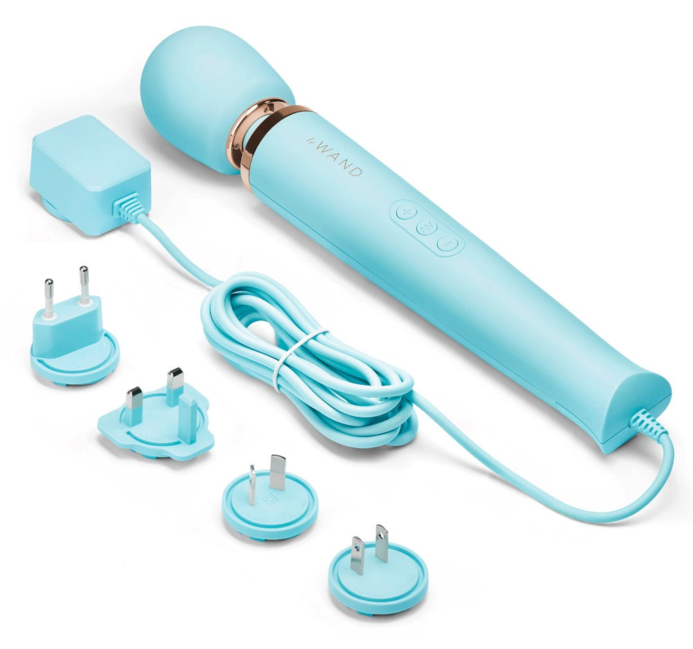 le WAND Powerful Plug-In Massagestab in Türkis mit goldfarbenen Akzenten und mehreren abgebildeten Massageaufsätzen in einer Produktübersicht – erhältlich bei Evoria Care