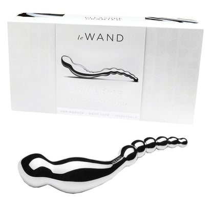 Le Wand Swerve doppelseitiges Edelstahl Pleasure Tool in Silber mit geschwungenem Schaft, glatter Oberfläche und unterschiedlich geformten Enden, dargestellt vor der weißen Le Wand Originalverpackung – erhältlich bei Evoria Care