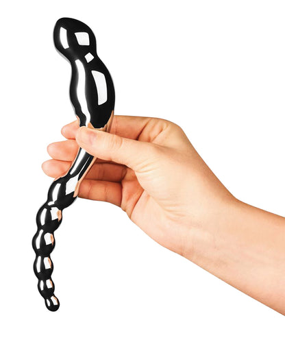 Le Wand Swerve doppelseitiges Edelstahl Pleasure Tool mit gebogenem Schaft und strukturiertem Ende, in einer Hand gehalten zur Veranschaulichung von Größe und Handhabung – erhältlich bei Evoria Care
