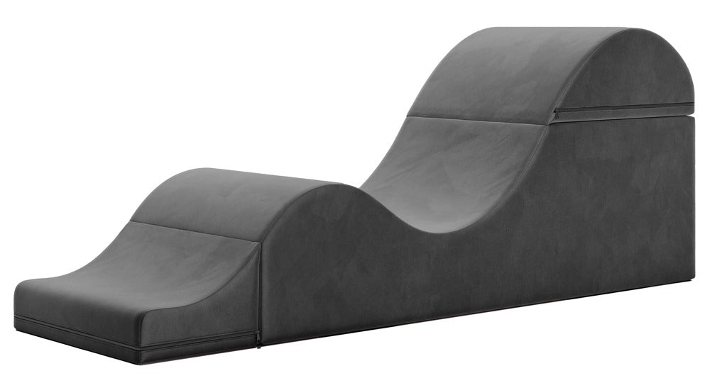 Liberator Aria Flip Chaise – schwarze Premium-Sexlounge mit geschwungener Liegefläche, ergonomischen Polsterwölbungen und keilförmig erhöhtem Rückenbereich in seitlicher Gesamtansicht auf weißem Hintergrund – erhältlich bei Evoria Care