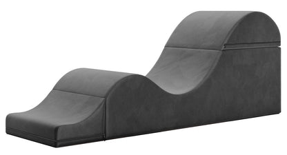 Liberator Aria Flip Chaise – schwarze Premium-Sexlounge mit geschwungener Liegefläche, ergonomischen Polsterwölbungen und keilförmig erhöhtem Rückenbereich in seitlicher Gesamtansicht auf weißem Hintergrund – erhältlich bei Evoria Care
