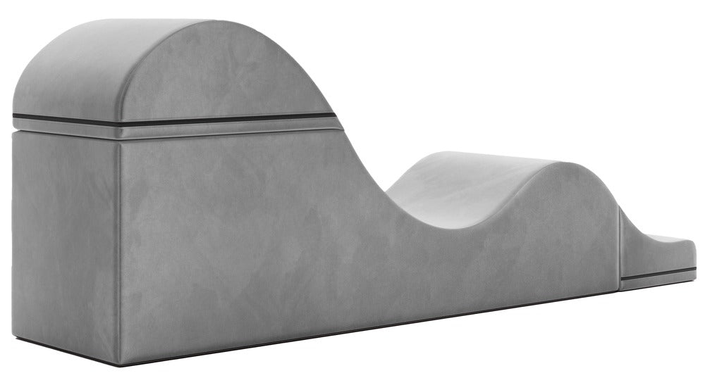 Liberator Aria Flip Chaise Premium-Sexlounge in Grau mit ergonomisch geschwungener Polsterform, erhöhtem Stützbereich und weicher Oberfläche in diagonaler Produktansicht – erhältlich bei Evoria Care