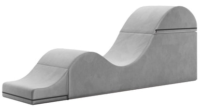Liberator Aria Flip Chaise graue Premium-Sexlounge mit geschwungener Liegefläche, erhöhtem Mittelbereich und gepolsterter Basis in freigestellter seitlicher Produktansicht auf weißem Hintergrund – erhältlich bei Evoria Care