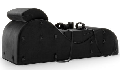 Liberator Black Label Esse – schwarze ergonomische Bondage-Lounge mit gepolsterten Stützkissen, seitlich verlaufenden Fixiergurten und sichtbaren Befestigungselementen in seitlicher Produktansicht auf weißem Hintergrund – erhältlich bei Evoria Care