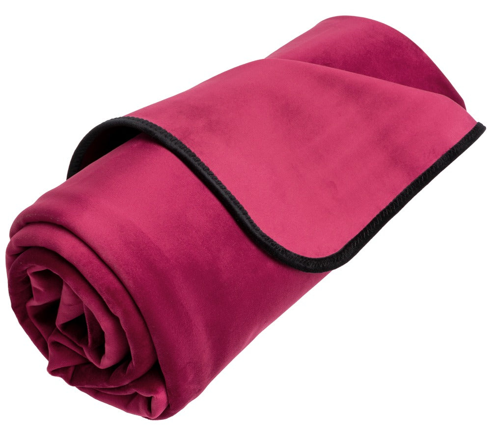 Liberator Fascinator Throw – bordeauxrote Premium-Liebesdecke mit Feuchtigkeitsschutz, weicher Textiloberfläche und schwarzer Einfassung, zusammengerollt in schräger Produktansicht auf weißem Hintergrund – erhältlich bei Evoria Care
