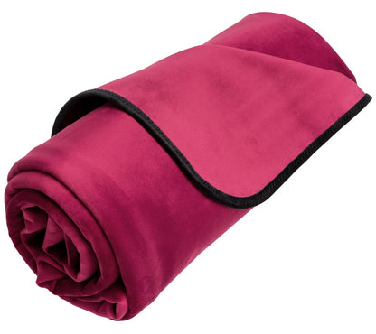 Liberator Fascinator Throw – bordeauxrote Premium-Liebesdecke mit Feuchtigkeitsschutz, weicher Textiloberfläche und schwarzer Einfassung, zusammengerollt in schräger Produktansicht auf weißem Hintergrund – erhältlich bei Evoria Care