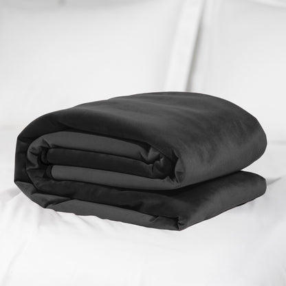 Liberator Fascinator Throw – schwarze Premium-Liebesdecke mit weicher Textiloberfläche und abgerundeten Faltkanten, mehrfach zusammengefaltet in schräger Produktansicht auf weißem Hintergrund – erhältlich bei Evoria Care