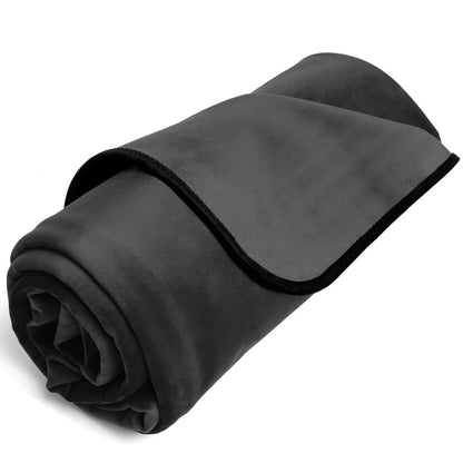 Liberator Fascinator Throw – schwarze Premium-Liebesdecke mit Feuchtigkeitsschutz, kompakt zusammengerollt mit sichtbarer Stoffstruktur und umgeschlagener Kante auf weißem Hintergrund – erhältlich bei Evoria Care