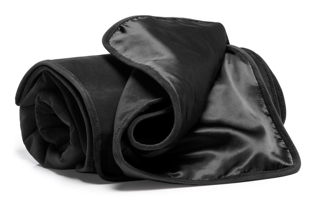 Liberator Fascinator Throw – schwarze Premium-Liebesdecke mit glänzender und matter Textilseite, weicher Oberfläche und umgeschlagener Stoffkante, locker zusammengerollt in schräger Produktansicht auf weißem Hintergrund – erhältlich bei Evoria Care