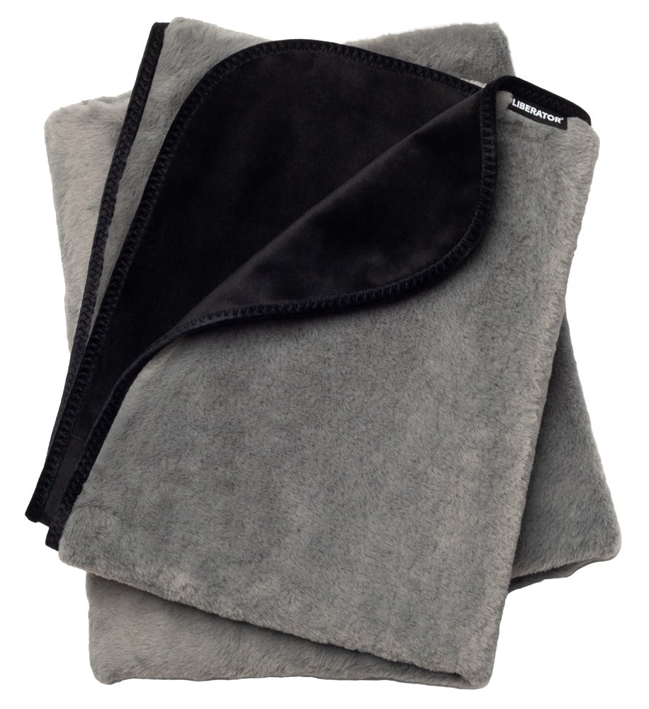 Liberator Faux-Fur Fascinator – gefaltete Liebesdecke mit grauer Textilaußenseite und schwarzer, weicher Kunstfelloberfläche, teilweise aufgeklappt zur Darstellung der unterschiedlichen Materialien auf weißem Hintergrund – erhältlich bei Evoria Care