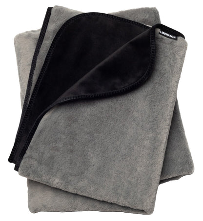 Liberator Faux-Fur Fascinator – gefaltete Liebesdecke mit grauer Textilaußenseite und schwarzer, weicher Kunstfelloberfläche, teilweise aufgeklappt zur Darstellung der unterschiedlichen Materialien auf weißem Hintergrund – erhältlich bei Evoria Care