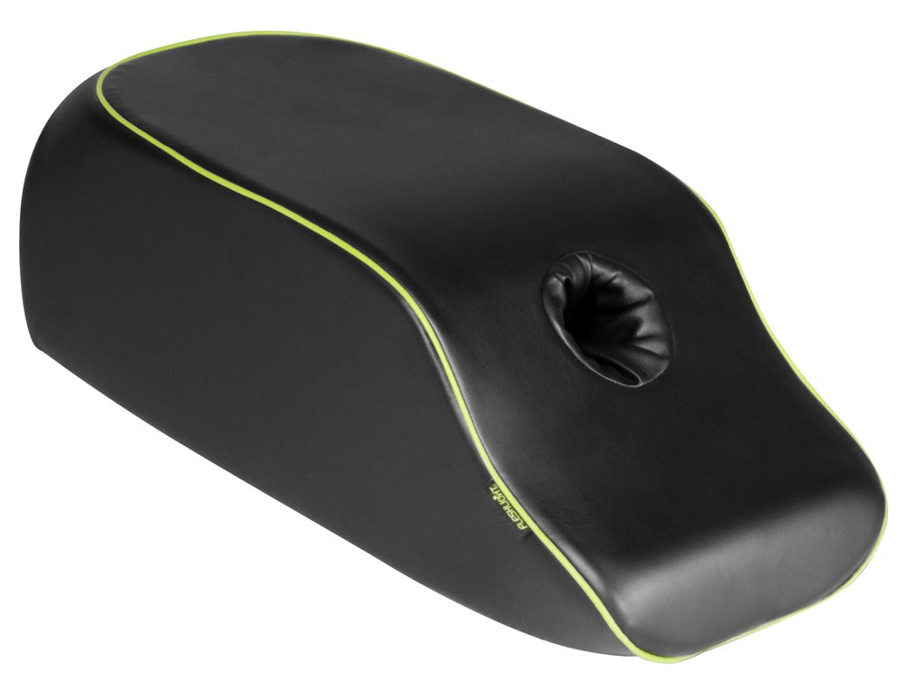Liberator Mount on a Mission – schwarzes ergonomisches Sexkissen mit abgerundeter Keilform, integrierter Öffnung zur Befestigung eines Sextoys und auffälligen grünen Ziernähten in schräger Produktansicht auf weißem Hintergrund – erhältlich bei Evoria Care